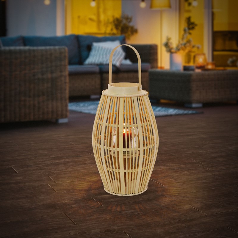 Bambus Laterne, Windlicht H: 63 cm Holzfarbe, Boho Gartenlaterne mit Henkel & Glaseinsatz, Flechtoptik Kerzenhalter