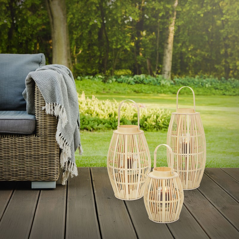 Bambus Laterne, Windlicht H: 63 cm Holzfarbe, Boho Gartenlaterne mit Henkel & Glaseinsatz, Flechtoptik Kerzenhalter