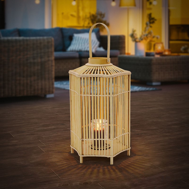 Bambus Laterne, Windlicht H: 75 cm Holzfarbe, Boho Gartenlaterne mit Henkel & Glaseinsatz, Flechtoptik Kerzenhalter
